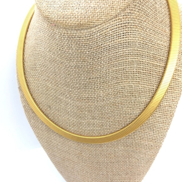 VINTAGE OMEGA COLLAR NECKLACE 80S 90S BRUSHED GOLD TONE CLEOPATRA - Picture 5 of 12